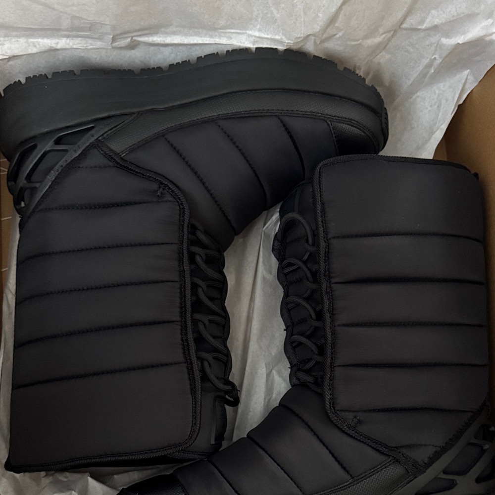 Kizik Juno Women’s Size 9 Sleek Black Quilted Winter Boots